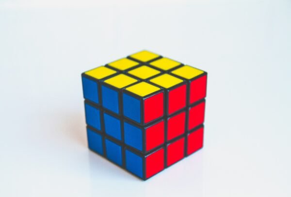 kenny-eliason-lbqZUefMLvQ-unsplash Cubo Rubik 3x3 de Alta Velocidad
